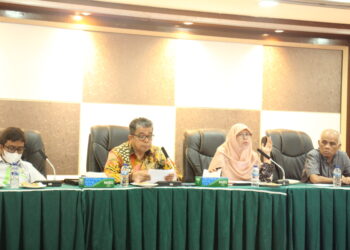 Ketua SPI, One saat memberikan penjelasan pada pertemuan rektor dengan mahasiswa dan ormawa di Gedung Rektorat, Selasa (16/5/2023) (Genta Andalas/Lusi Agustia)