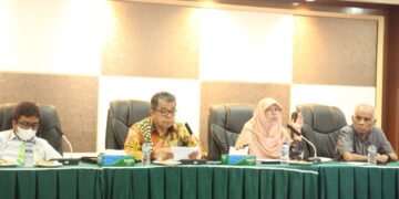 Ketua SPI, One saat memberikan penjelasan pada pertemuan rektor dengan mahasiswa dan ormawa di Gedung Rektorat, Selasa (16/5/2023) (Genta Andalas/Lusi Agustia)