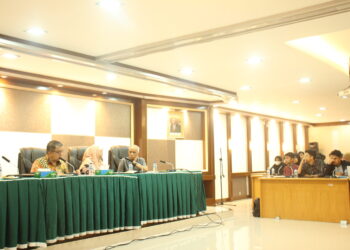 Rektor UNAND, Yuliandri bersama jajarannya saat menghadiri acara Hearing Rektor UNAND, di Gedung Rektorat UNAND, pada Selasa (16/5/2023). (Genta Andalas/ Lusi Agustia)