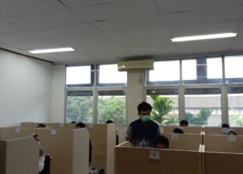 Situasi di salah satu ruangan ujian sebelum pelaksanaan UTBK SNBT di Unand dimulai, Senin (8/5/2023). (Genta Andalas/Fatiza Khaira)