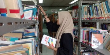Potret Mahasiswa sedang Memilih Koleksi Buku di Lantai II Perpustakaan Universitas Andalas, Selasa (29/03/2022). (Genta Andalas/ Joy Prima)