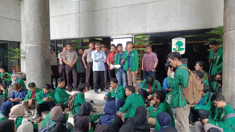 Wakil Rektor I UNAND hadir menemui massa aksi di depan gedung Rektorat UNAND pada Rabu (31/5/2023) (Genta Andalas/Khairun Nisa)