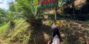 Seorang pengunjung saat hendak memasuki wilayah Ekowisata Sungkai Green Park, Selasa (27/6/2023) (Genta Andalas/Vannisa Fitri)