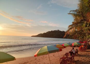 Memanjakan Mata dengan Pesona Pantai Pasir Putih