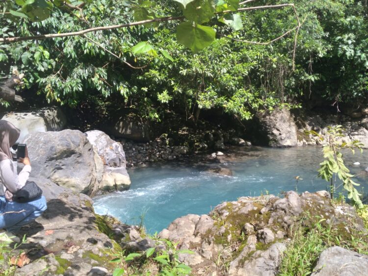 Penampakan keindahan Lubuk Paraku yang di kelilingi oleh bebatuan dan perpohonan, Sabtu (20/5/20230 (Genta Andalas/Lara Elisa Putri)