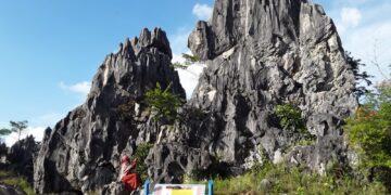 Seorang pengunjung saat sedang menikmati keunikan puncak Batu Runciang, Sabtu (24/6/2023). (Genta Andalas/Resti Rasyid)