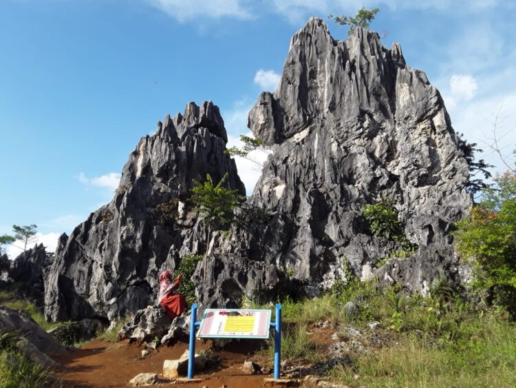 Seorang pengunjung saat sedang menikmati keunikan puncak Batu Runciang, Sabtu (24/6/2023). (Genta Andalas/Resti Rasyid)