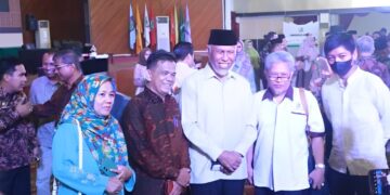 Foto bersama Gubernur Sumatera Barat, Mahyeldi Ansyarullah dan beberapa tamu undangan dalam acara pelepasan KKN UNAND 2023, di Gedung Auditorium UNAND, pada Sabtu (3/6/2023).