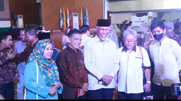 Foto bersama Gubernur Sumatera Barat, Mahyeldi Ansyarullah dan beberapa tamu undangan dalam acara pelepasan KKN UNAND 2023, di Gedung Auditorium UNAND, pada Sabtu (3/6/2023).