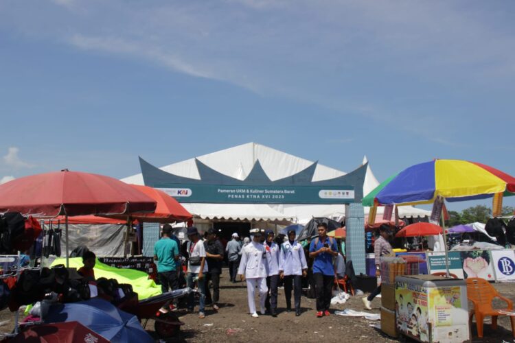Potret Keseruan Dalam Bazar Acara PENAS ke- XVI Sumbar