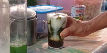 Minuman aia aka yang telah selesai diracik oleh penjual di daerah Pondok II Kota Pariaman, Sabtu (20/6/2023).