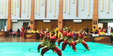 Penampilan regu tapak suci tanpa senjata dari perwakilan Pimda Pabasko di Gedung Serba Guna Fakultas Hukum UNAND pada Senin(19/6/2023). (Genta Andalas/Fadhilatul husni)