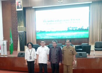 Foto bersama dalam pembukaan lokakarya pemberdayaan desa dan Badan Usaha Milik Desa di Convention Hall Universitas Andalas, Senin (26/6/2023)