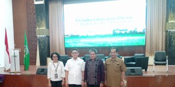 Foto bersama dalam pembukaan lokakarya pemberdayaan desa dan Badan Usaha Milik Desa di Convention Hall Universitas Andalas, Senin (26/6/2023)