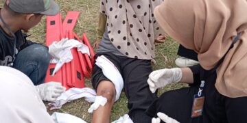 Simulasi penanganan pasca bencana gempa bumi dan tsunami yang dilakukan oleh peserta kader bersama mahasiswa Program Studi Profesi/Ners Fakultas Keperawatan UNAND di Kelurahan Parupuk Tabing, Padang pada Sabtu (17/6/2023) (Genta Andalas/Aprila Aurahmi)