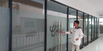 Mahasiswa saat hendak memasuki ruangan The Gade Creative Lounge di Perpustakaan UNAND pada Sabtu (24/6/2023) (Genta Andalas/Vaniisa Fitri)