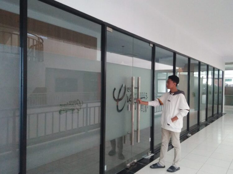 Mahasiswa saat hendak memasuki ruangan The Gade Creative Lounge di Perpustakaan UNAND pada Sabtu (24/6/2023) (Genta Andalas/Vaniisa Fitri)