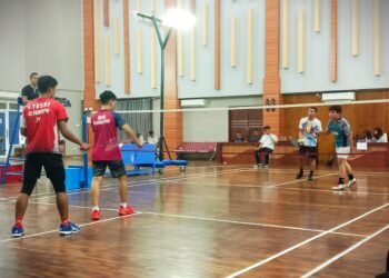 Pertandingan final Ganda Putra yang sedang berlangsung di Gedung Serba Guna Universitas Andalas pada Selasa (27/6/2023) (Genta Andalas/Fadhilatul Husni)