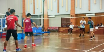 Pertandingan final Ganda Putra yang sedang berlangsung di Gedung Serba Guna Universitas Andalas pada Selasa (27/6/2023) (Genta Andalas/Fadhilatul Husni)