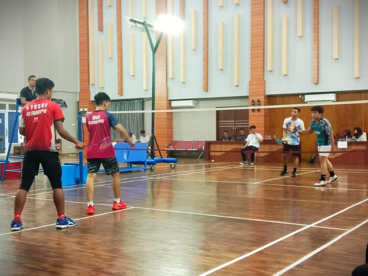 Pertandingan final Ganda Putra yang sedang berlangsung di Gedung Serba Guna Universitas Andalas pada Selasa (27/6/2023) (Genta Andalas/Fadhilatul Husni)
