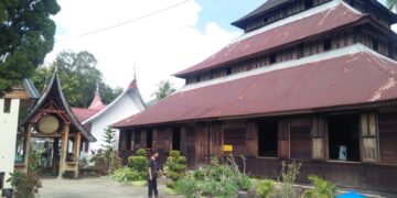 Seorang pengunjung sedang melihat keunikan Masjid Kurang Aso 60, Jumat (30/6/2023) (Genta Andalas/Vannisa Fitri)