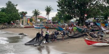 Nelayan saat melakukan tradisi Maelo Pukek di tepi pantai, Jumat (23/6/2023) (Genta Andalas/Vannisa Fitri)