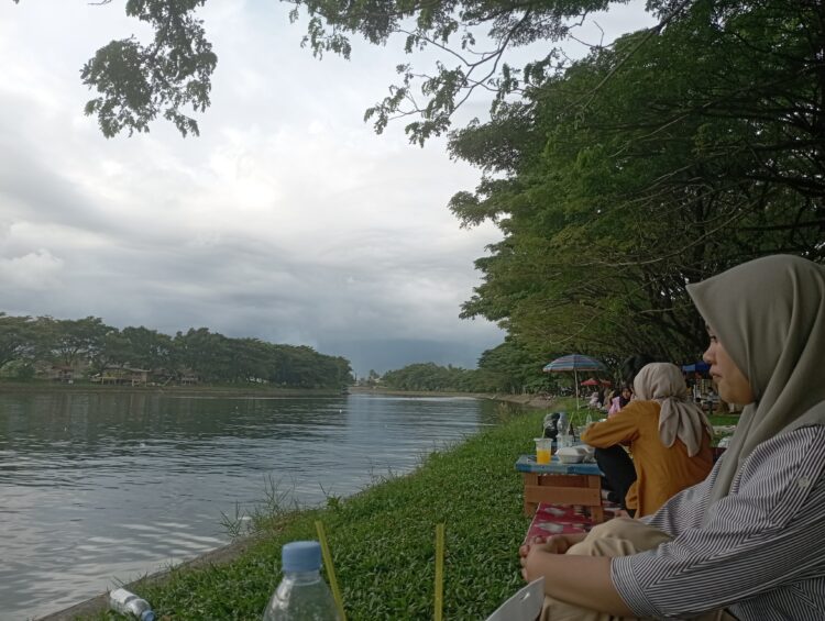 Pengunjung sedang menikmati suasana asri dari wisata Muaro, Minggu (21/6/2023) (Genta Andalas/Aprila Aurahmi)