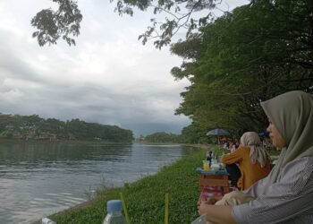 Pengunjung sedang menikmati suasana asri dari wisata Muaro, Minggu (21/6/2023) (Genta Andalas/Aprila Aurahmi)