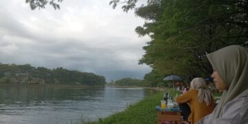 Pengunjung sedang menikmati suasana asri dari wisata Muaro, Minggu (21/6/2023) (Genta Andalas/Aprila Aurahmi)