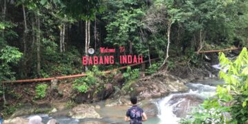 Para mahasiswa KKN UNAND sedang menikmati wisata air terjun Babang Indah di Korong Surantih, Nagari Lubuk Alung, Kecamatan Lubuk Alung, Kabupaten Padang Pariaman, Jumat (14/7/2023).