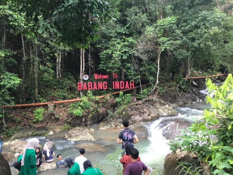 Para mahasiswa KKN UNAND sedang menikmati wisata air terjun Babang Indah di Korong Surantih, Nagari Lubuk Alung, Kecamatan Lubuk Alung, Kabupaten Padang Pariaman, Jumat (14/7/2023).