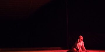 Ibu Malin Kundang pada pementasan drama "Malin Kundang" tampil berdoa mengharap petunjuk Tuhan bahwa pria muda dan gagah itu adalah sang anak di Medan Nan Balinduang FIB UNAND pada Minggu (2/7/2023). (Genta Andalas/Fahara Azzah Syafaqoh)