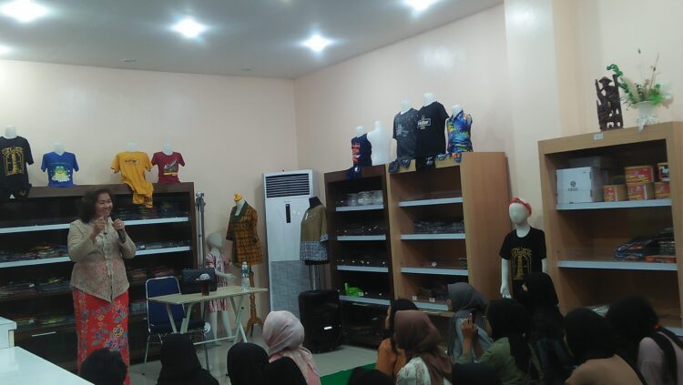 Sharing session pengalaman merintis usaha bersama owner Christine Hakim Idea Park (CHIP) yaitu, Cristine Hakim sekaligus berbagi ilmu branding, marketing serta leadership, Selasa (18/7/2023).(Genta Andalas/Lara Elisa Putri)