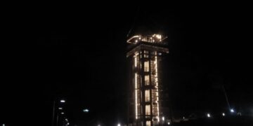 Suasana dan pemandangan menara songket pada malam hari, Senin (2/7/2023) (Genta Andalas/Vannisa Fitri)