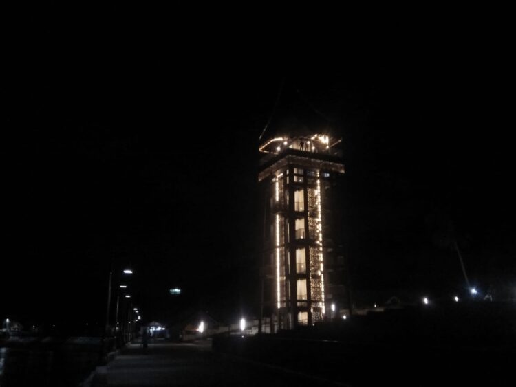 Suasana dan pemandangan menara songket pada malam hari, Senin (2/7/2023) (Genta Andalas/Vannisa Fitri)