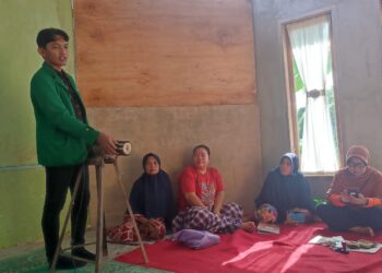 Manfaatkan Teknologi, Mahasiswa KKN UNAND Bantu Pertanian Desa Talago Gunung