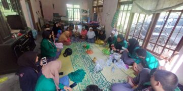 Pembuatan probiotik ikan nila oleh mahasiswa KKN UNAND dan Masyarakat Air Kijang pada Senin (24/07/2023). (Haida Rahmi)