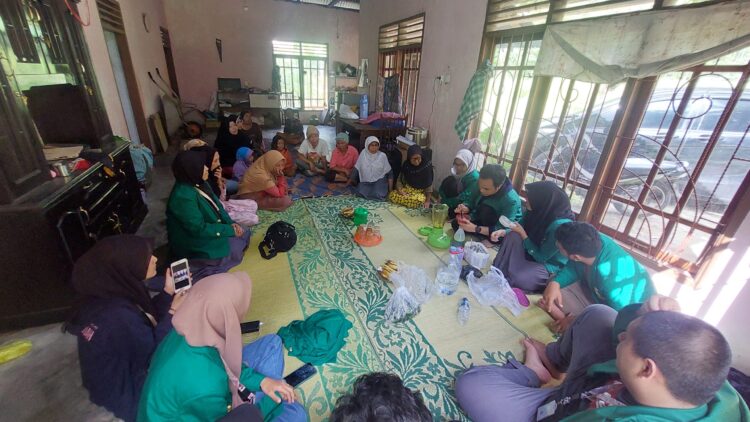 Pembuatan probiotik ikan nila oleh mahasiswa KKN UNAND dan Masyarakat Air Kijang pada Senin (24/07/2023). (Haida Rahmi)