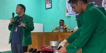 Praktik pembuatan bahan bakar briket bersama masyarakat Desa Sikapak Barat di Gedung serba guna pada Rabu (2/8/2023) (Dok.Pribadi)