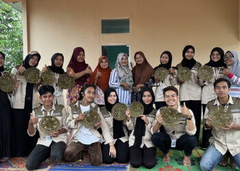 Mahasiswa KKN UNAND Nagari Manggopoh melakukan pelatihan bersama pelaku UMKM, Senin (14/8/2023) (Genta Andalas/Muhammad Rivaldo)