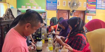 Demonstrasi pembuatan pestisida nabati dari serai dapur kepada masyarakat di Desa Cubadak Mentawai, Kota Pariaman Timur pada Jumat (4/8/2023)