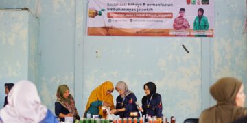 Mahasiswa KKN UNAND dan masyarakat saat melakukan salah satu proses pembuatan sabun dan lilin aroma terapi dari minyak jelantah, Senin (7/8/2023) (Genta Andalas/Asa Alvino Wendra)