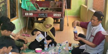 Proses pengolahan pupuk PSB oleh kelompok mahasiswa KKN UNAND dan Kelompok Tani pada Sabtu (12/9/2023) (Genta Andalas/Fadhillah Lisma Sari)