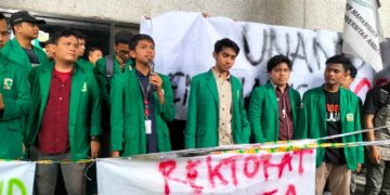 Penyegelan Gedung Rektorat yang dilakukan oleh massa aksi  pada Selasa (19/9/2023). (Genta Andalas/Humaira Zaini Putri)