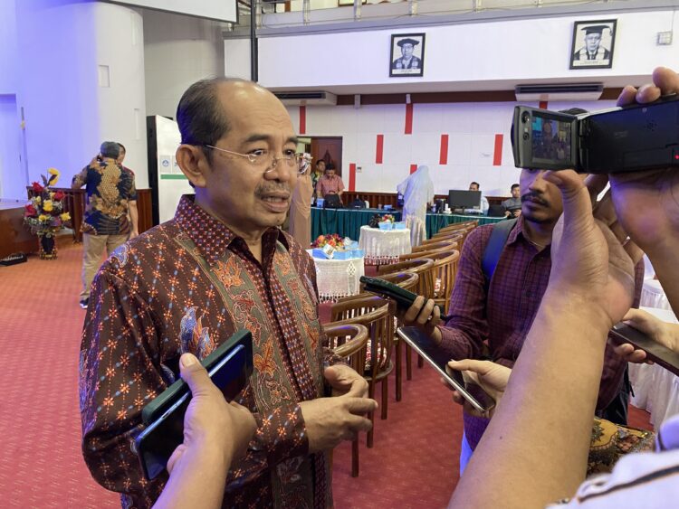Wakil Ketua MWA UNAND, Werry Darta Taifur saat jumpa pers pada acara dialog  Memilih Pemimpin untuk Kejayaan UNAND pada Jumat (1/9/2023) (Genta Andalas/Della Silsilia Putri)