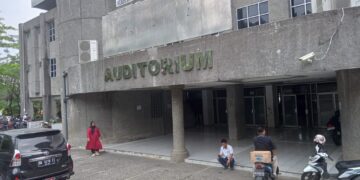 Beberapa orang terlihat sedang beraktivitas di depan Gedung Auditorium UNAND pada Senin (18/9/2023). (Genta Andalas/Tiara Juwita)