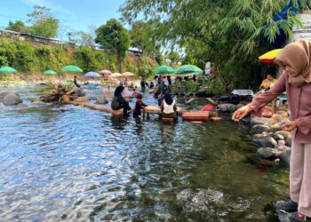 Keindahan Pemandian Lubuk Minturun, Berenang Sembari Memberi Makan Ikan