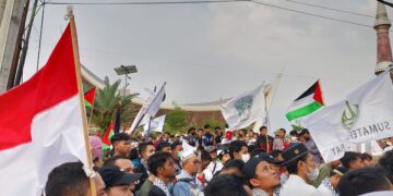 Massa melakukan aksi solidaritas peduli palestina di depan Masjid Raya Sumbar pada Minggu (15/10/2023) (Genta Andalas/Fadhilatul Husni)
