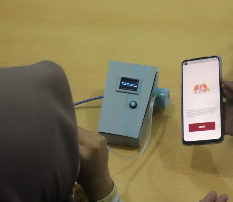 Proses uji coba alat deteksi dini gagal ginjal kronis (Dok. Pribadi)