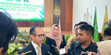 Rektor Universitas Andalas (UNAND) terpilih, Efa Yonnedi saat diwawancarai oleh awak media di Gedung Convention Hall UNAND pada Selasa (31/10/2023) (Genta Andalas/Sandra Ardiyana)